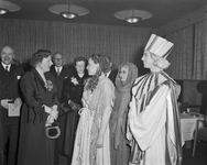 400281 Afbeelding van Koningin Juliana (links) in gesprek met enkele acteurs, na afloop van de opera Die Entführung aus ...